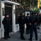 Agentes de policía hacen guardia frente a la embajada de Ecuador en la Ciudad de México el 6 de abril de 2024, tras la ruptura de relaciones diplomáticas entre los dos países. (Foto: YURI CORTEZ/AFP vía Getty Images)