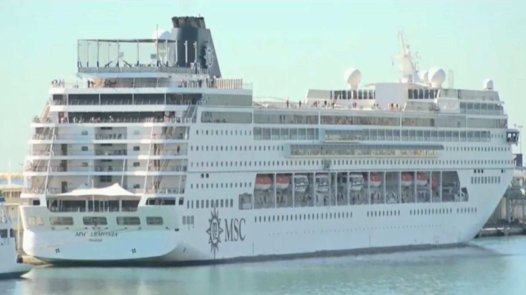 A cruise ship remains detained in Barcelona with 69 Bolivianos on board without valid documents