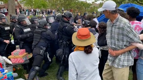 La policía estatal de Indiana con equipo antidisturbios intenta despejar un campamento en la Universidad de Indiana en Bloomington el 27 de abril. Indiana Daily Student