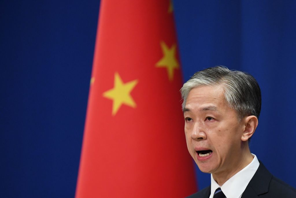 El portavoz del Ministerio de Asuntos Exteriores de China, Wang Wenbin, habla en Beijing el 24 de julio de 2020. (Foto: GREG BAKER/AFP/vía Getty Images).