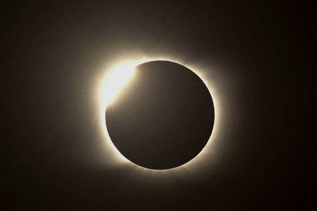 Cuando la Luna está a punto de cubrir totalmente al Sol, se genera este resplandor en el eclipse, algo que coloquialmente se conoce como "anillo de diamantes". Esta imagen es del eclipse solar total en Argentina en 2020. (Crédito: RONALDO SCHEMIDT/AFP vía Getty Images)