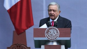 El presidente Andrés Manuel López Obrador pronuncia un discurso en la plaza Zócalo de la Ciudad de México el 18 de marzo de 2023. (Foto: RODRIGO ARANGUA/AFP vía Getty Images).