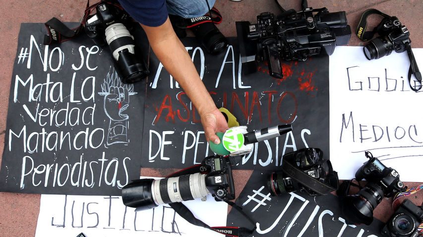 Cámaras, una grabadora de video, un micrófono y pancartas son colocados juntos en el suelo durante una protesta de periodistas contra la violencia hacia miembros de la prensa y para exigir justicia en Guadalajara, estado de Jalisco, México, el 10 de julio de 2023. (Foto: ULISES RUIZ/AFP vía Getty Image).