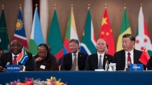 El presidente de China, Xi Jinping (derecha), y el presidente sudafricano, Cyril Ramaphosa (izq), asisten a la mesa redonda de diálogo de líderes China-África el último día de la Cumbre BRICS de 2023 en Johannesburgo el 24 de agosto de 2023. (Foto: ALET PRETORIUS/POOL/AFP vía Getty Images).