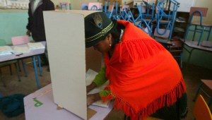 Una nativa ecuatoriana deposita su voto durante un referéndum de reforma constitucional el 15 de abril de 2007, en la comunidad indígena de Cangahua, 90 km al norte de Quito. (Foto: Rodrigo Buendía/AFP vía Getty Images).