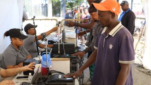 Funcionarios de inmigración dominicanos verifican documentos de ciudadanos haitianos en la frontera entre República Dominicana y Haití en Dajabón, República Dominicana, el 8 de marzo de 2024. / (Foto: ERICKSON POLANCO/AFP vía Getty Images).