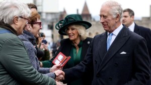 El rey Carlos III y la reina Camila saludan a simpatizantes al salir de la capilla de San Jorge, en el castillo de Windsor, el 31 de marzo de 2024. (Foto de Hollie Adams/POOL/ AFP/Getty Images)