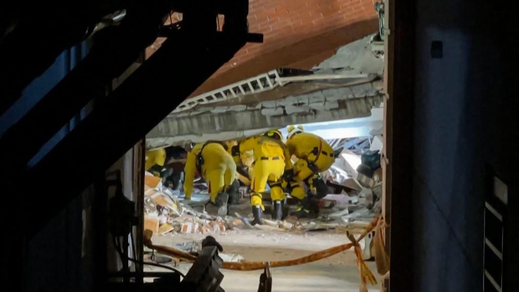 Esta captura de fotograma del video de AFPTV tomado el 3 de abril de 2024 muestra a los trabajadores de rescate buscando sobrevivientes en el dañado edificio Urano en Hualien, después de que un gran terremoto azotara el este de Taiwán. (Foto: STR/AFPTV/AFP vía Getty Images).