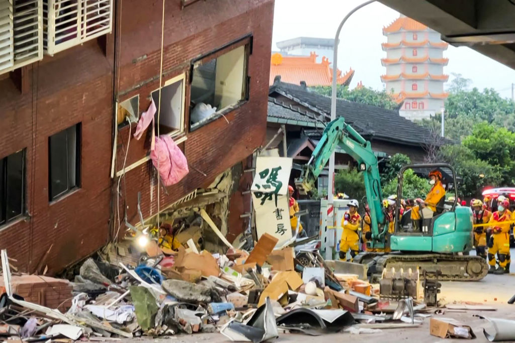 Esta captura de fotograma del video de AFPTV tomado el 3 de abril de 2024 muestra a los trabajadores de rescate buscando sobrevivientes en el dañado edificio Urano en Hualien, después de que un gran terremoto azotara el este de Taiwán. (Foto: STR/AFPTV/AFP via Getty Images).