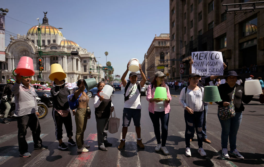 Miembros de la organización política Antorcha Campesina se manifiestan contra la falta de agua en diferentes zonas de México, en la Ciudad de México el 3 de abril de 2024. (Foto: ALFREDO ESTRELLA/AFP via Getty Images).