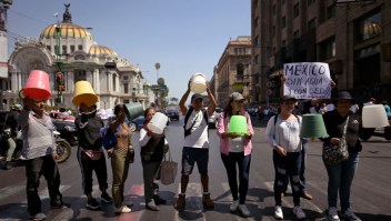 Miembros de la organización política Antorcha Campesina se manifiestan contra la falta de agua en diferentes zonas de México, en la Ciudad de México el 3 de abril de 2024. (Foto: ALFREDO ESTRELLA/AFP via Getty Images).