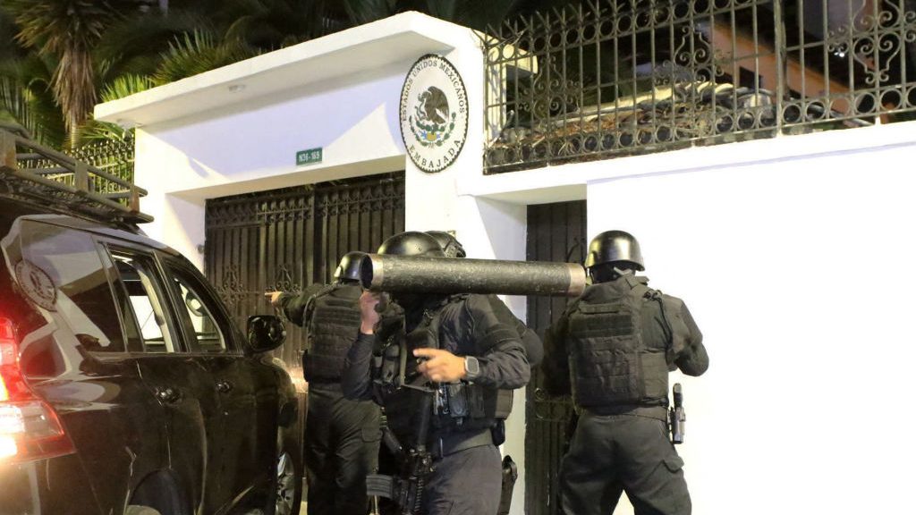 AMLO muestra video del momento del asalto a la embajada de México en
Quito