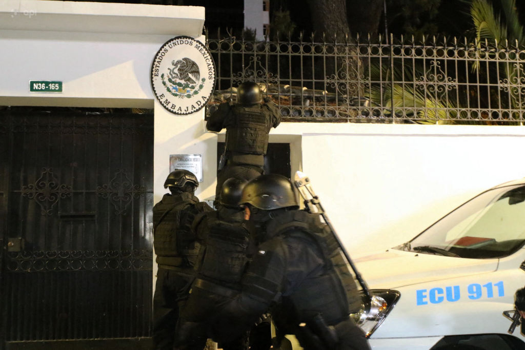 The United States condemns Ecuador's storming of the Mexican embassy after criticism from AMLO