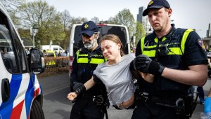 La policía detiene a la activista climática sueca Greta Thunberg durante una marcha climática contra los subsidios a los fósiles cerca de la autopista A12 en La Haya, el 6 de abril de 2024. (Foto: RAMON VAN FLYMEN/ANP/AFP vía Getty Images).