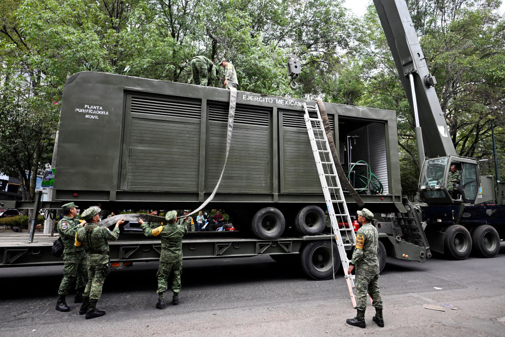 Soldados colocan una planta potabilizadora en el Parque San Lorenzo de la Ciudad de México, el 11 de abril de 2024. (Foto: ALFREDO ESTRELLA/AFP vía Getty Images).