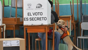 Un hombre vota acompañado de su perro en un centro electoral durante el referendo y consulta popular sobre medidas más duras contra el crimen organizado en Quito, el 21 de abril de 2024. (Crédito: RODRIGO BUENDIA/AFP vía Getty Images)