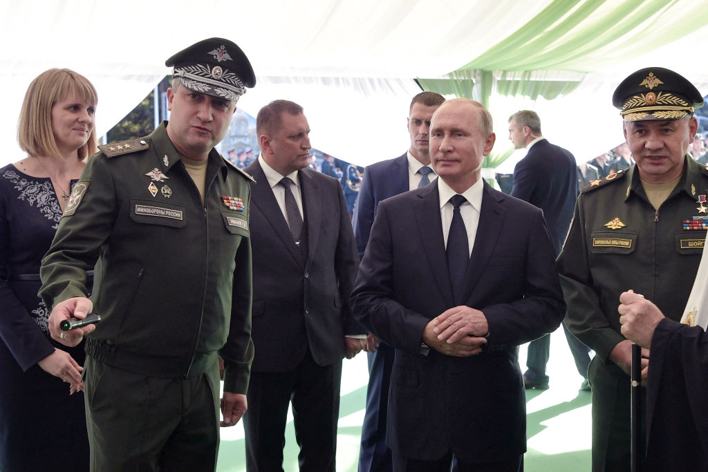 En esta fotografía compartida por la agencia estatal rusa Sputnik, el presidente de Rusia, Vladimir Putin (centro), el ministro de Defensa ruso, Sergei Shoigu (derecha), y el viceministro de Defensa de la Federación Rusa, Timur Ivanov (izq.), visitan el parque militar Patriot en Kubinka. en las afueras de Moscú, el 19 de septiembre de 2018. (Foto: ALEXEY NIKOLSKIY/POOL/AFP vía Getty Images).