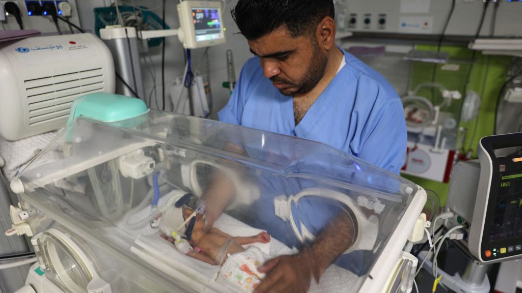 Un médico atiende a Sabreen al-Ruh al-Sheikh, una bebé prematura que nació por cesárea minutos antes de la muerte de su madre, gravemente herida en un ataque aéreo israelí, en el hospital emiratí de Rafah, en el sur de Gaza. (Foto: AFP vía Getty Images)
