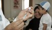 Una enfermera prepara una aguja para vacunar a un niño iraquí contra el sarampión en el centro de Bagdad, 23 de abril de 2007. (Foto: SABAH ARAR/AFP via Getty Images).