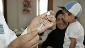 Una enfermera prepara una aguja para vacunar a un niño iraquí contra el sarampión en el centro de Bagdad, 23 de abril de 2007. (Foto: SABAH ARAR/AFP via Getty Images).