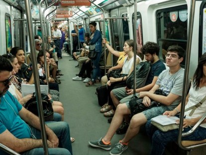 Viajeros en el metro de Buenos Aires, el 3 de enero de 2018. (Foto: EITAN ABRAMOVICH/AFP vía Getty Images).