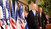 Joe Biden, saluda a los fotógrafos cuando llega con el primer ministro israelí, Benjamin Netanyahu, para hacer una declaración a la prensa el 9 de marzo de 2010 en Jerusalén, Israel. (Foto: Debbi Hill - Pool/ Getty Images).