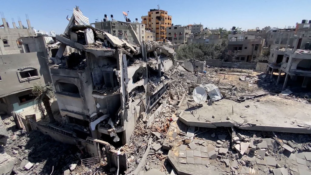 El video posterior tomado para CNN muestra una gran destrucción, con escombros de edificios destruidos esparcidos a lo largo de la carretera. 
