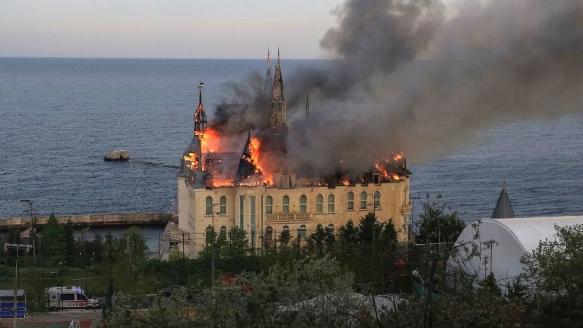 Serangan rudal Rusia menewaskan lima orang dan membakar “Kastil Harry Potter” di Odessa
