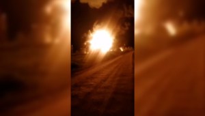 Esta captura de pantalla de un video publicado en Telegram por Vasiliy Anokhin, gobernador de la región de Smolensk en Rusia, muestra un depósito de combustible en llamas el 20 de abril. El vídeo ha sido geolocalizado por CNN. (Vasiliy Anokhin/Telegram)