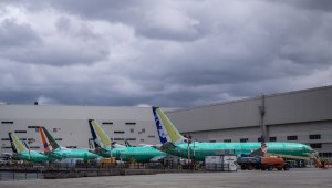 Aviones Boeing 737 MAX se observan en la foto fuera de una fábrica de Boeing en Renton, Washington. La compañía informó el miércoles otra pérdida trimestral para los primeros tres meses del año. (Stephen Brashear/Getty Images Norteamérica/Getty Images)