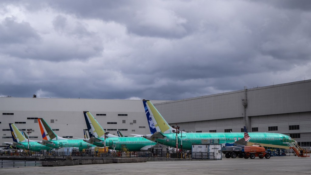 El plástico cubre el exterior del área del tapón del fuselaje del Boeing 737 Max 9 de Alaska Airlines, donde un tapón de la puerta del avión explotó en un vuelo del 5 de enero. El incidente ha provocado una nueva atención sobre los problemas con los controles de seguridad y calidad en Boeing. (NTSB/Getty Images)