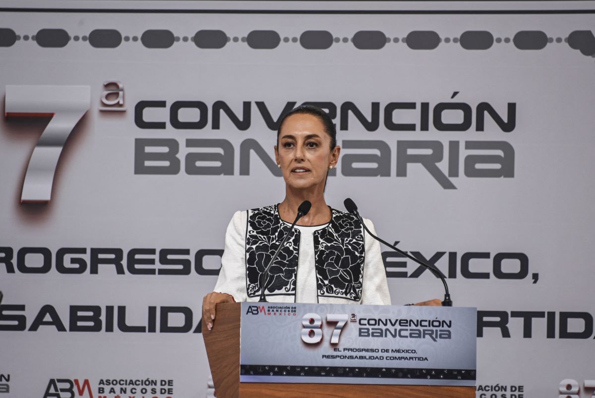 Claudia Sheinbaum presenta sus principales propuestas a los banqueros
de México