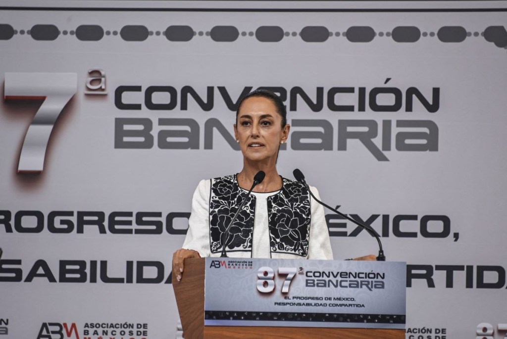 La candidata presidencial Claudia Sheinbaum pronuncia su discurso en la 87ª Convención Bancaria de México. (Foto de FRANCISCO ROBLES/AFP vía Getty Images)