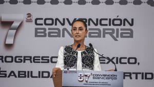 La candidata presidencial Claudia Sheinbaum pronuncia su discurso en la 87ª Convención Bancaria de México. (Foto de FRANCISCO ROBLES/AFP vía Getty Images)
