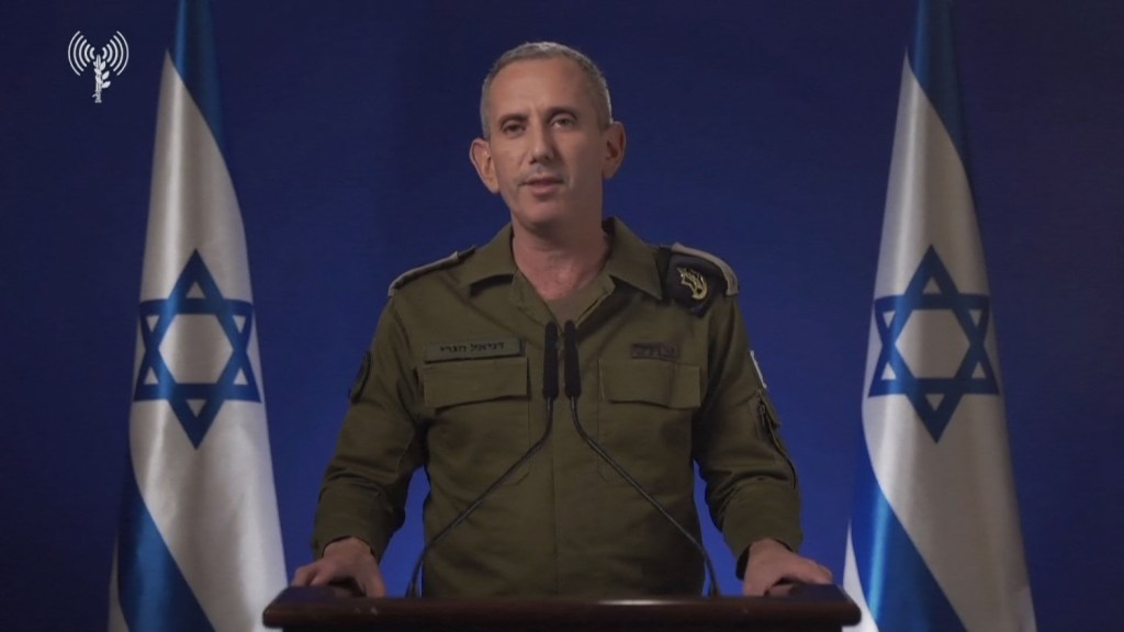 El portavoz de las Fuerzas de Defensa de Israel, Daniel Hagari, da una declaración desde Tel Aviv, Israel, la madrugada del domingo, hora local. (FDI)
