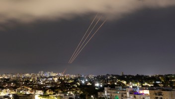 Un sistema antimisiles opera sobre Israel la madrugada del domingo, hora local. (Amir Cohen/Reuters)