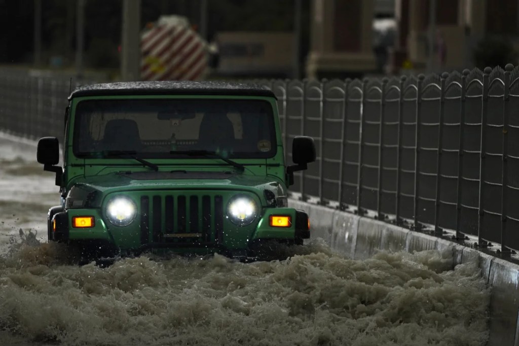 Un vehículo avanza a través de profundas inundaciones en Dubai, Emiratos Árabes Unidos, el martes. (Jon Gambrell/AP)