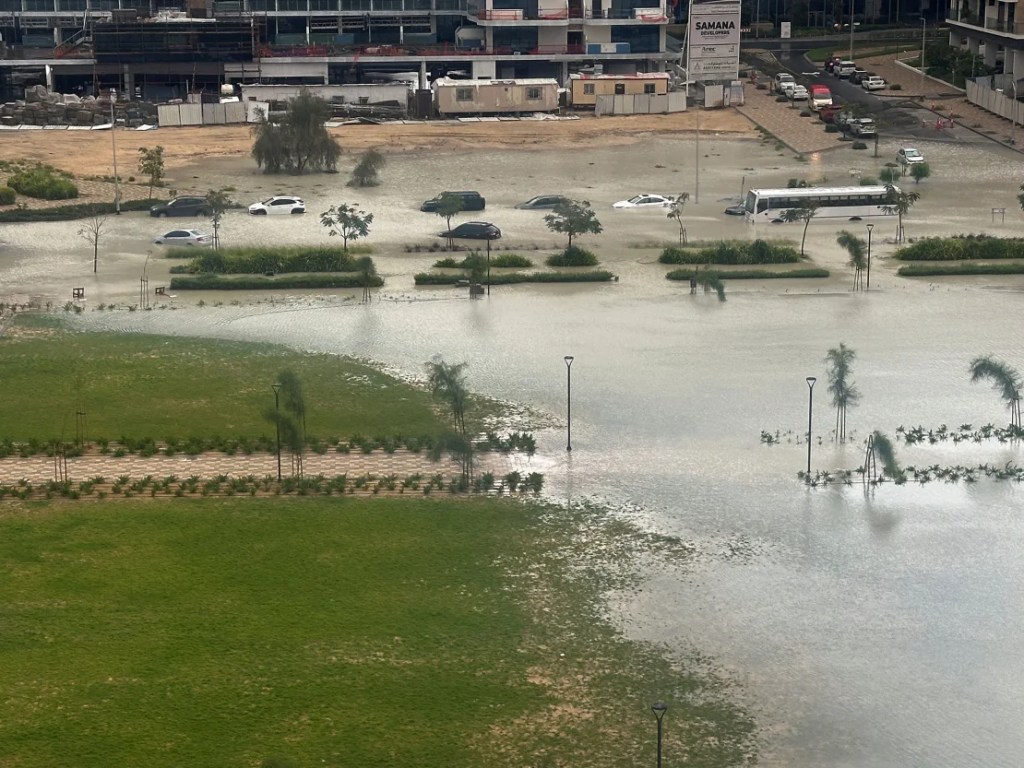 Un vehículo avanza a través de inundaciones en Dubai, Emiratos Árabes Unidos, el martes. (Jon Gambrell/AP)