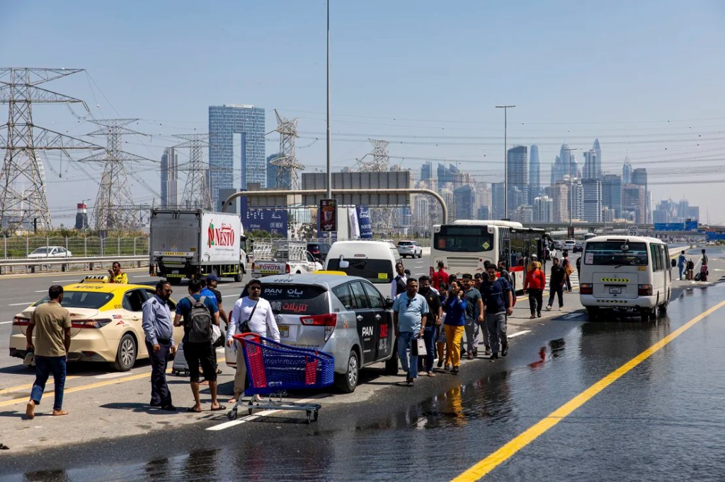 Las carreteras inundadas dejaron a los automovilistas varados en Dubai. (Foto: Christopher Pike/AP).