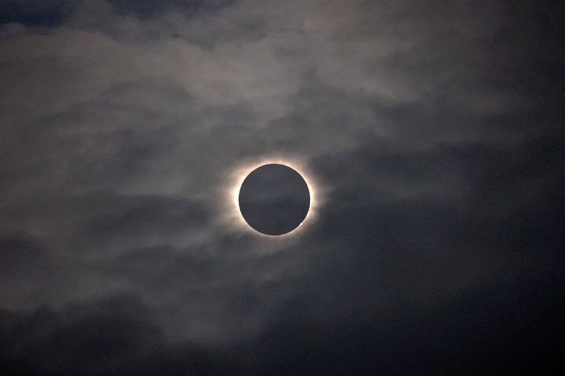 Un eclipse solar total es visible a través de las nubes visto desde la isla de Vágar, una de las Islas Feroe, el 20 de marzo de 2015. Eric Adams/AP