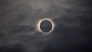 Un eclipse solar total es visible a través de las nubes visto desde Vágar en las Islas Feroe, el viernes 20 de marzo de 2015. (Foto: Eric Adams/AP).
