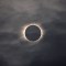Un eclipse solar total es visible a través de las nubes visto desde Vágar en las Islas Feroe, el viernes 20 de marzo de 2015. (Foto: Eric Adams/AP).