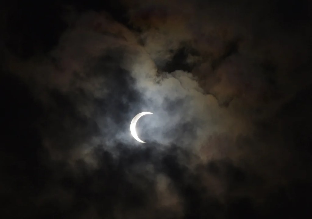 Una capa rota de nubes pasa debajo de un eclipse solar en Mumbai, India, el 26 de diciembre de 2019. (Foto: Vijayanand Gupta/Hindustan Times/Getty Images).