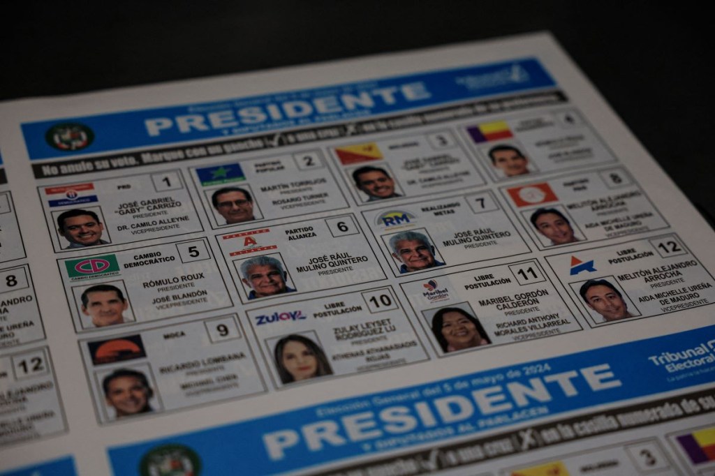 Una boleta de elección presidencial en el Tribunal Electoral de Panamá, el 4 de abril de 2024. (Foto de MARTIN BERNETTI/AFP vía Getty Images)