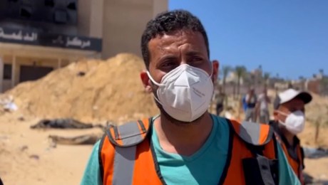 "Esto es un crimen contra la humanidad": descubren en un hospital a un médico de Gaza en una fosa común.