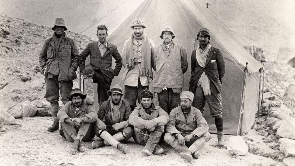 Andrew Irvine (fila de atrás, extrema izquierda) y George Mallory (fila de atrás, segundo por la izquierda) eran miembros de la expedición británica al Everest de 1924. Ambos se separaron del equipo el 8 de junio de 1924, en un intento de alcanzar la cumbre. (Royal Geographical Society/Getty Images)