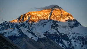 El Everest se conoce como Qomolangma ("madre sagrada") en tibetano. (Crédito: Gongga Laisong/China News Service/VCG/Getty Images)