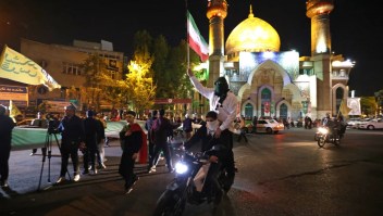 Manifestantes ondean la bandera de Irán mientras se reúnen en la Plaza de Palestina en Teherán el 14 de abril de 2024, después de que Irán lanzara un ataque con drones y misiles contra Israel. (Crédito: Atta Kenare/AFP/Getty Images)