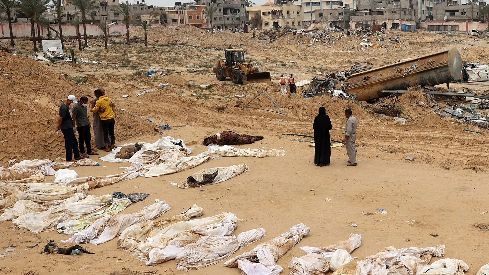 Casi 400 cadáveres fueron encontrados en la fosa común de un
hospital de Gaza, dice la Defensa Civil palestina