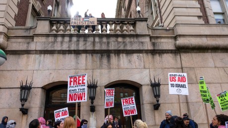 Manifestantes propalestinos celebran una concentración frente a la Universidad de Columbia el 24 de abril de 2024 en Nueva York. (Crédito: Michael M. Santiago/Getty Images)